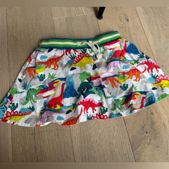 Mini Boden Printed Jersey Skort in IVORY DINOSAUR SUNSET (5-6) - Picture 1 of 3